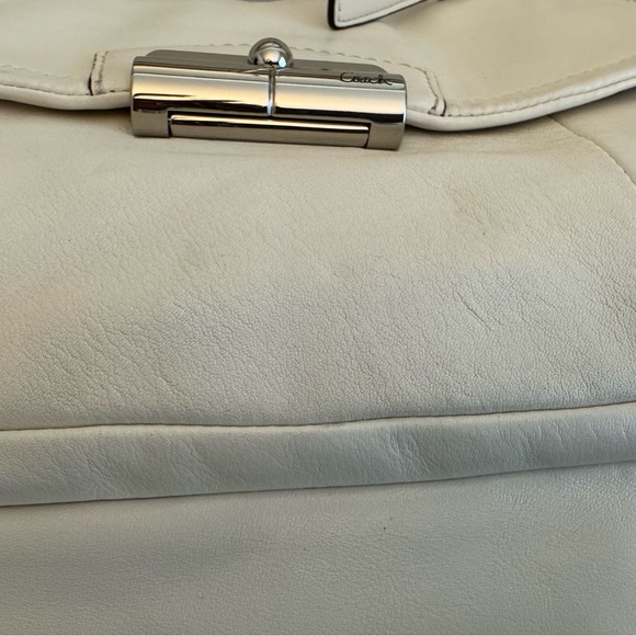Coach Elegant Cream Leather Shoulder Bag - Picture 13 of 16